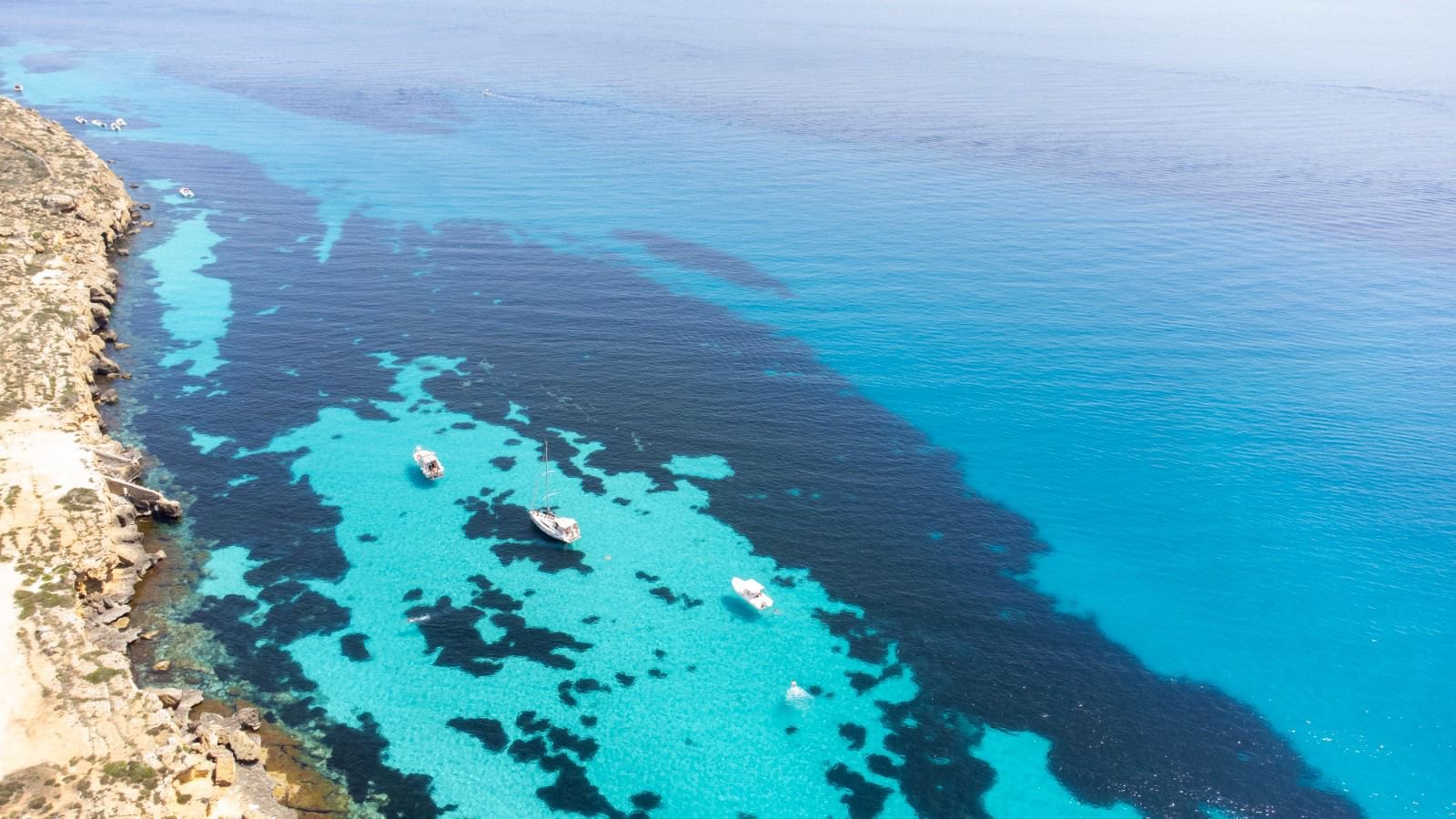 La costa di Favignana vista dall'alto