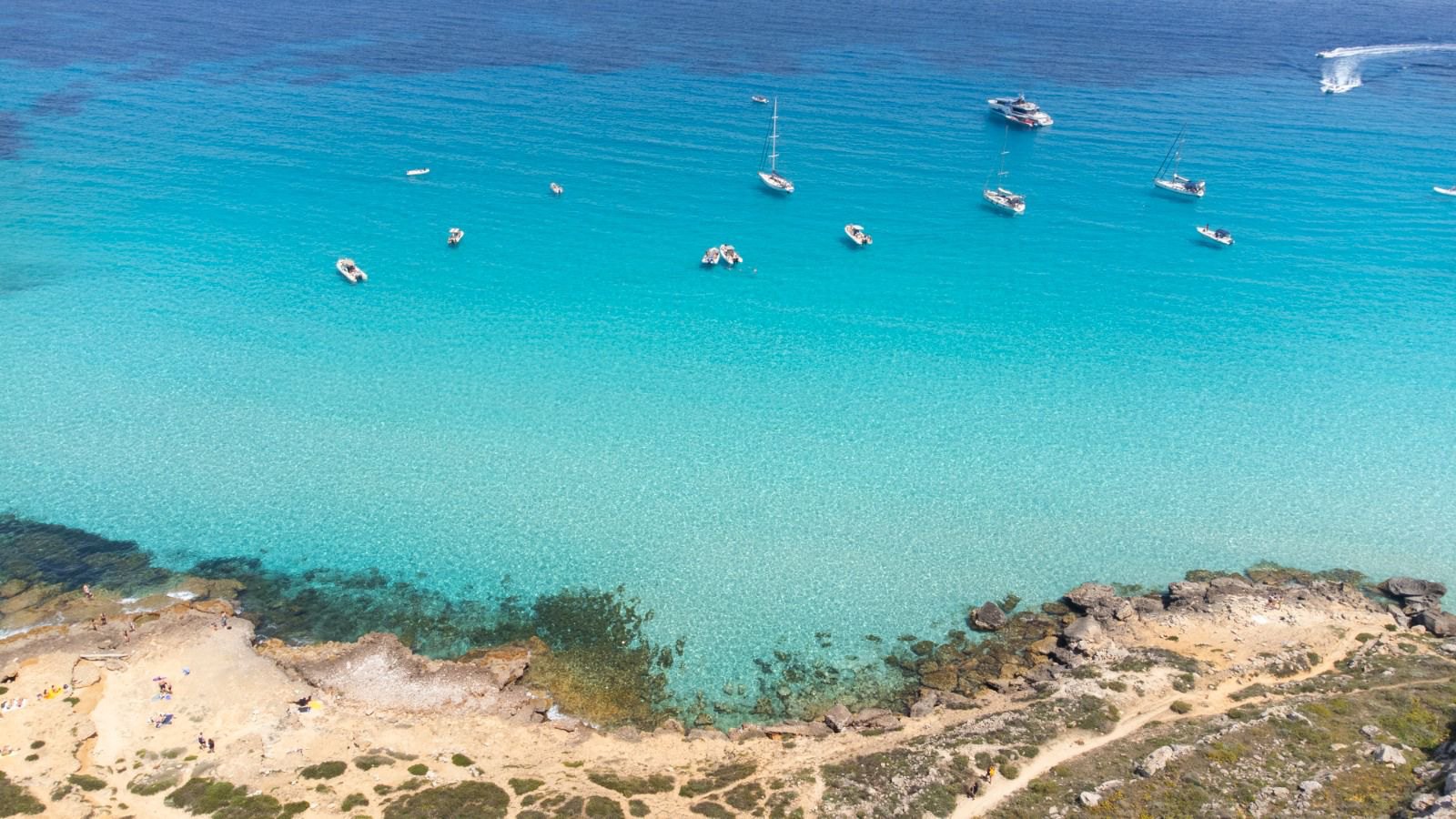 La costa rocciosa e il mare cristallino di Cala Rossa