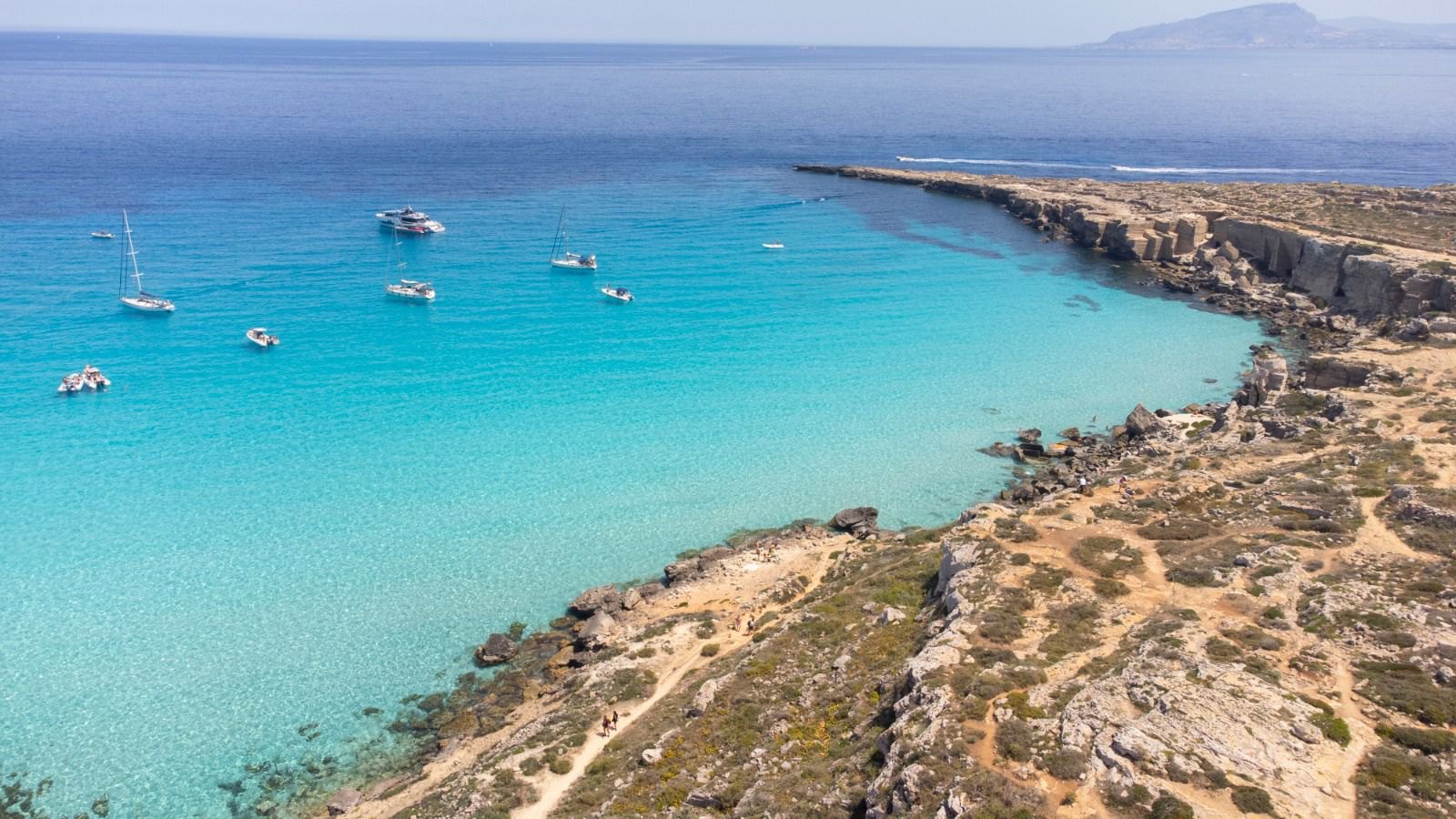 Le bianche cave di tufo e il mare turchese di Favignana