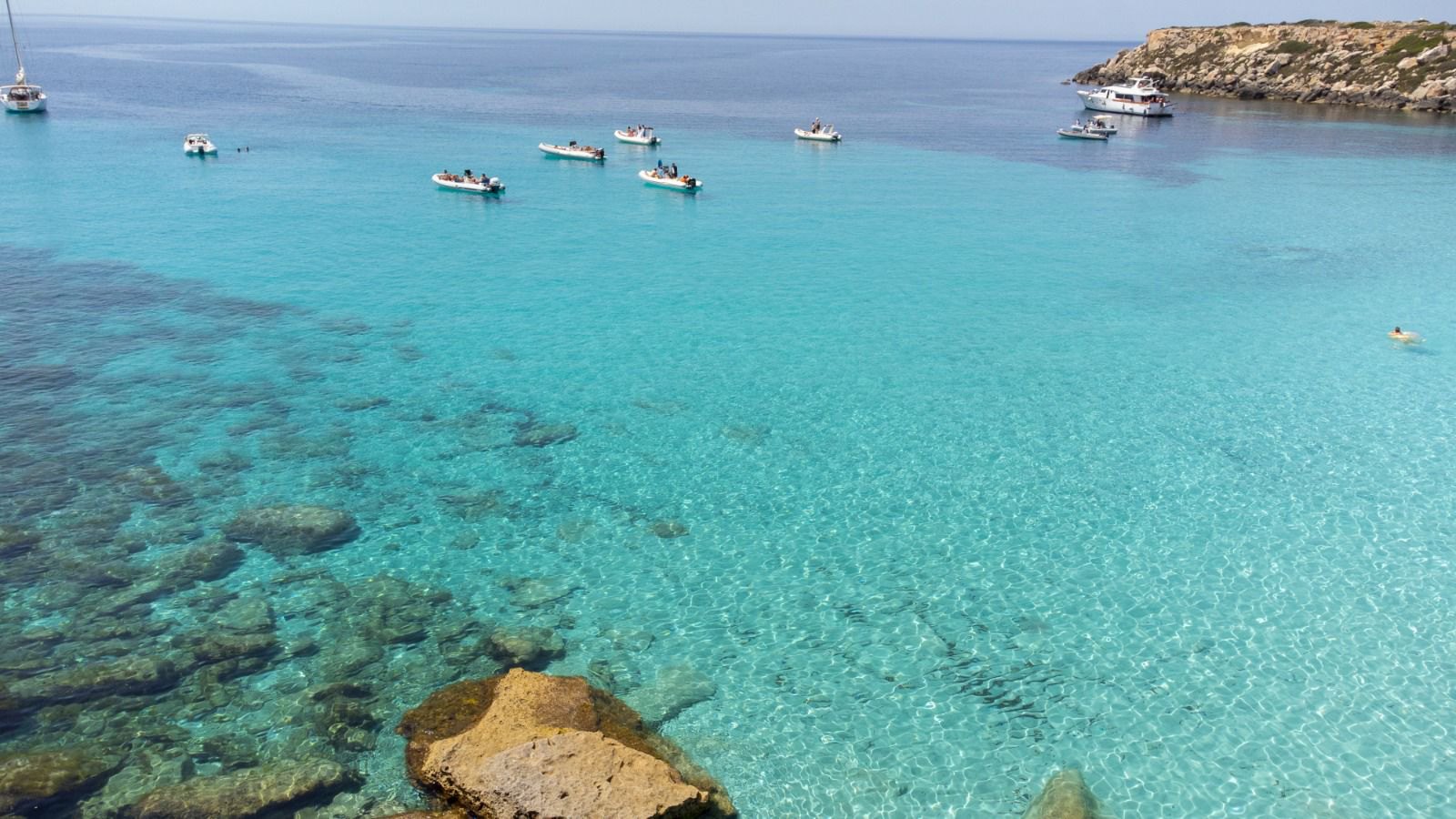 Il mare turchese di Favignana, tra Cala Rossa e Cala Azzurra