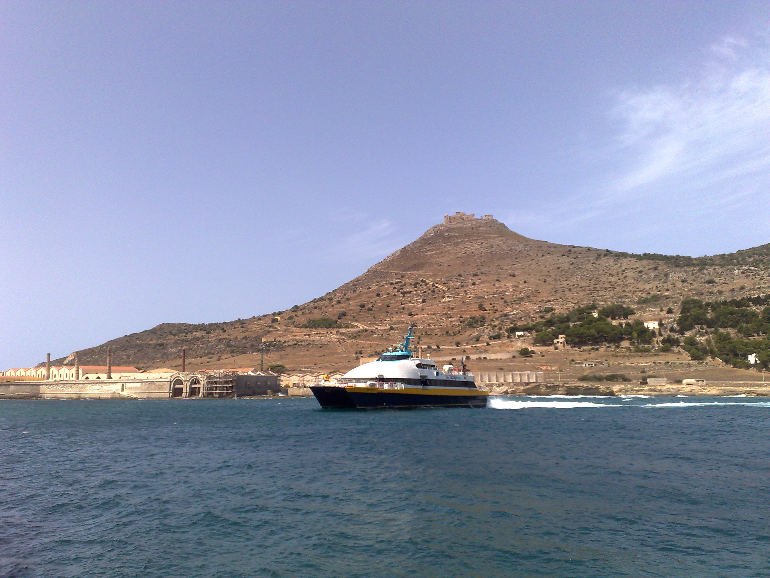 L'aliscafo che arriva al porto di Favignana