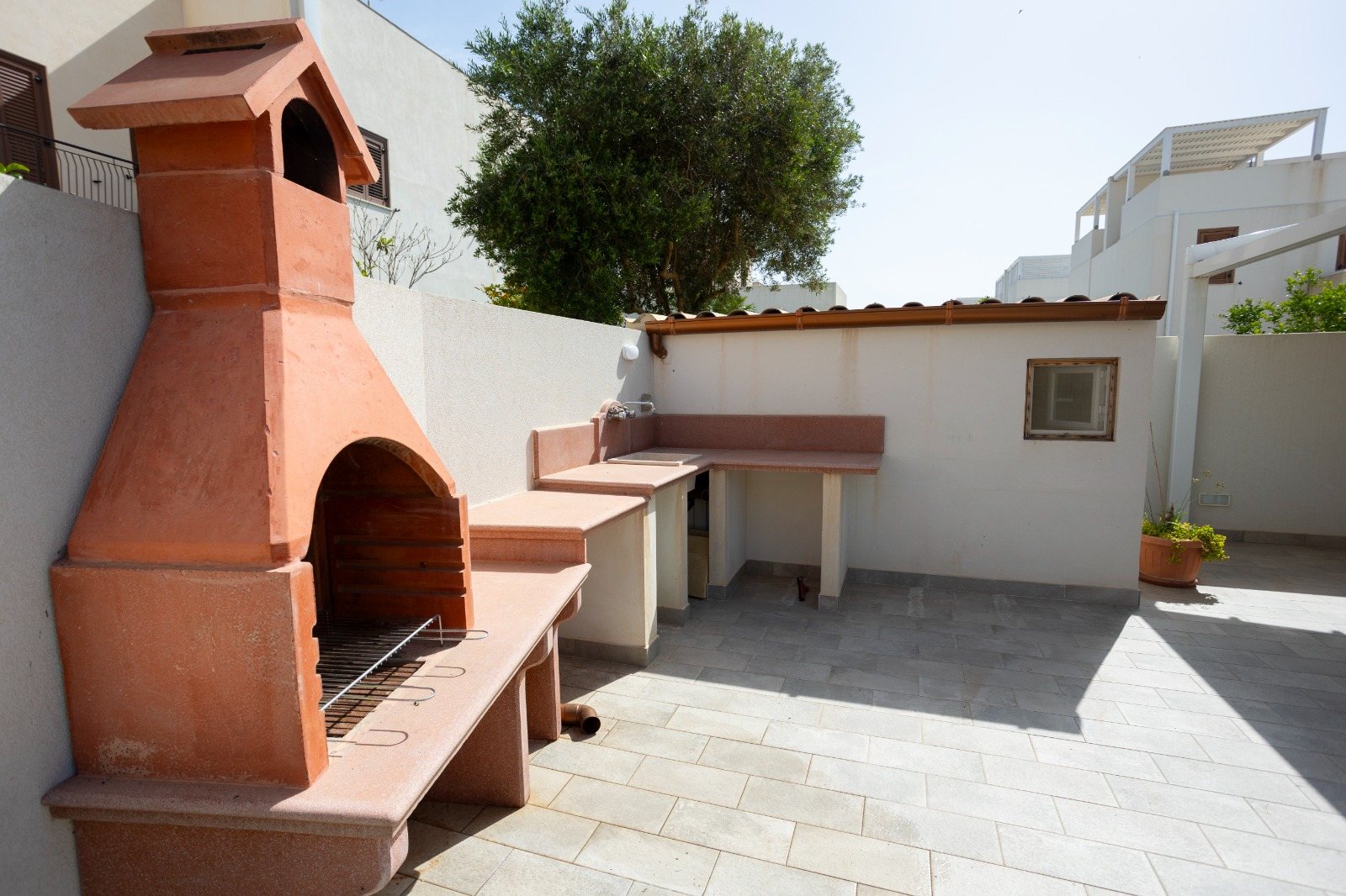 Barbecue in muratura sulla terrazza
